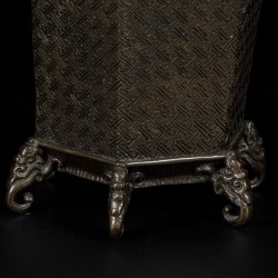 Een bronzen wierookbrander gedecoreerd met swastika-tekens, China, 19e eeuw.