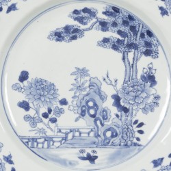 Een porseleinen schotel met floraal decor aan de buitenrand en in het midden een afbeelding van een tuin, China, Qianlong.