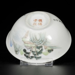 Een lot van (2) porseleinen Qiangjiang Cai kommen met decor van wijsgeren en een landschap, China, 19e/20e eeuw.
