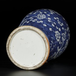 Een porseleinen vaas met decor van prunus op gebroken ijs, China, 19e eeuw.
