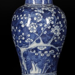Een porseleinen vaas met decor van prunus op gebroken ijs, China, 19e eeuw.