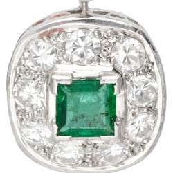 Pt 900 Platina art deco stijl oorbellen bezet met ca. 1.68 ct. diamant en ca. 0.56 ct. natuurlijke smaragd.