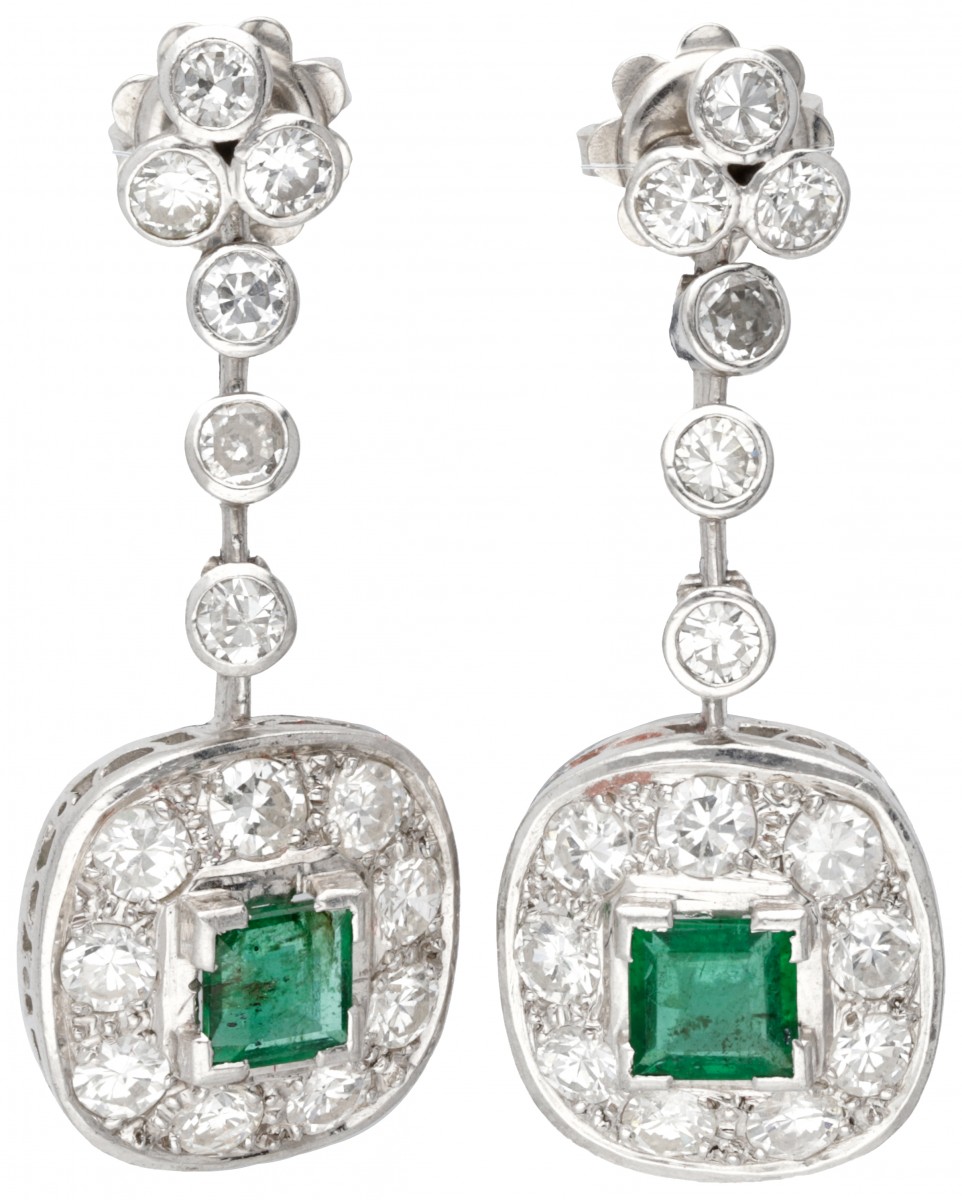 Pt 900 Platina art deco stijl oorbellen bezet met ca. 1.68 ct. diamant en ca. 0.56 ct. natuurlijke smaragd.