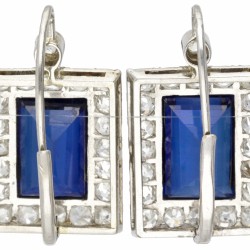 14 kt. Witgouden art deco oorbellen bezet met ca. 2.10 ct. diamant en ca. 8.96 ct. synthetische saffier.