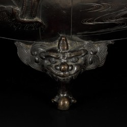 Een bronzen wierookbrander gedecoreerd met vogels, Japan, Meji-periode.