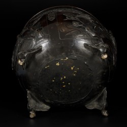 Een bronzen wierookbrander gedecoreerd met vogels, Japan, Meji-periode.