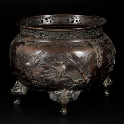Een bronzen wierookbrander gedecoreerd met vogels, Japan, Meji-periode.