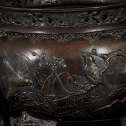 Een bronzen wierookbrander gedecoreerd met vogels, Japan, Meji-periode.