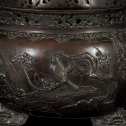 Een bronzen wierookbrander gedecoreerd met vogels, Japan, Meji-periode.