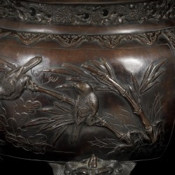 Een bronzen wierookbrander gedecoreerd met vogels, Japan, Meji-periode.