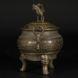 Een bronzen wierookbrander gedecoreerd met Chinese tekens, China, 19e eeuw.