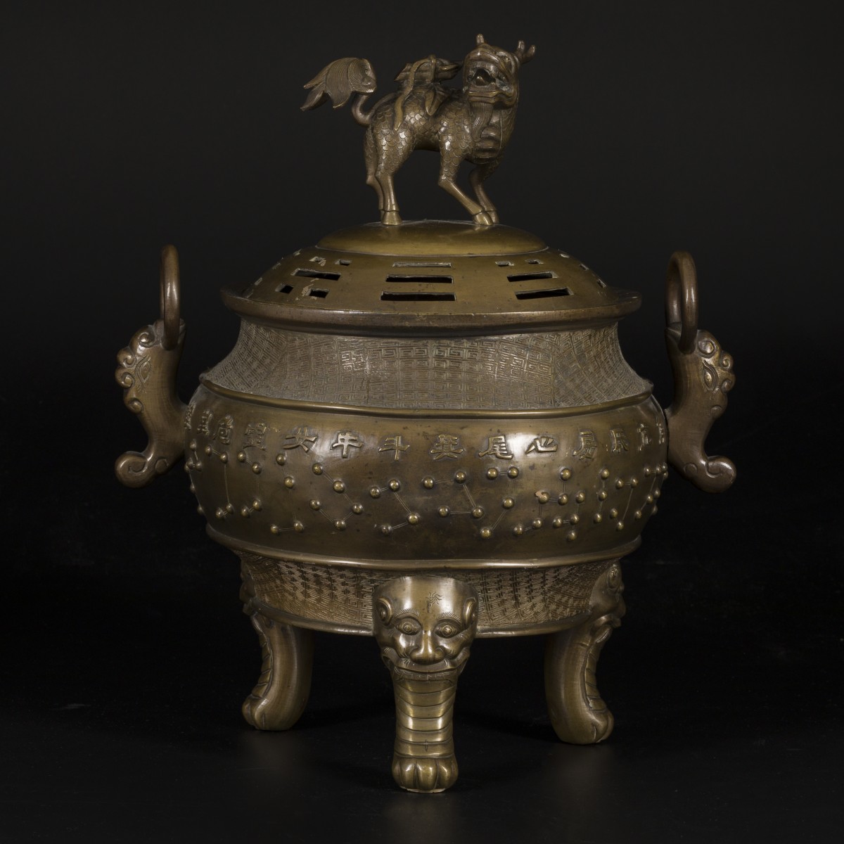 Een bronzen wierookbrander gedecoreerd met Chinese tekens, China, 19e eeuw.