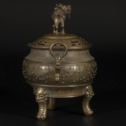 Een bronzen wierookbrander gedecoreerd met Chinese tekens, China, 19e eeuw.