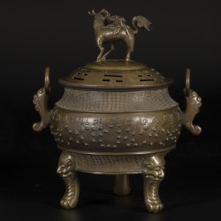 Een bronzen wierookbrander gedecoreerd met Chinese tekens, China, 19e eeuw.