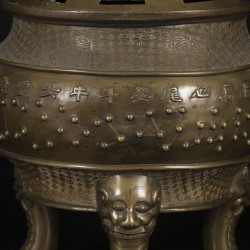 Een bronzen wierookbrander gedecoreerd met Chinese tekens, China, 19e eeuw.