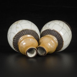 Een set van (2) vaasjes in Nanking aardewerk, China, 19e eeuw.