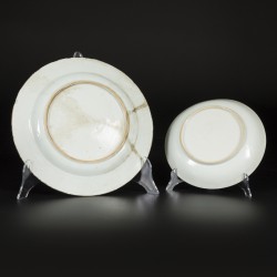 Een lot bestaande uit een porseleinen bord en schotel met floraal decor, China, Qianglong.