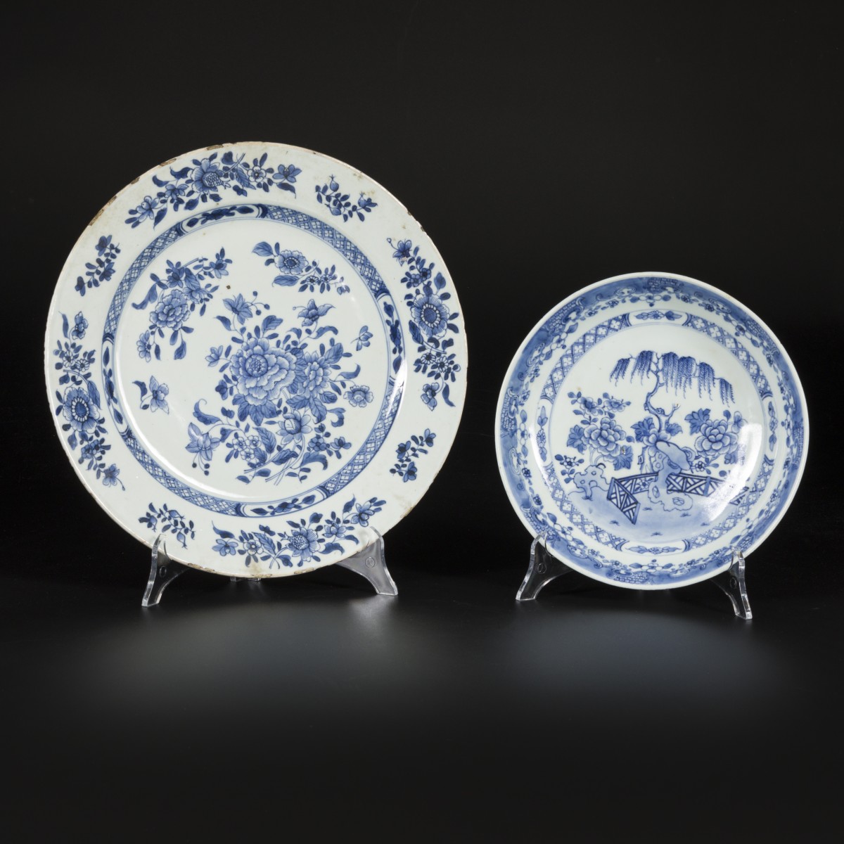 Een lot bestaande uit een porseleinen bord en schotel met floraal decor, China, Qianglong.