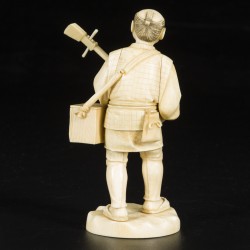 Een ivoren okimono van een musicerende oude man, Japan, eind 19e eeuw.
