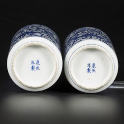 Een set van (2) porseleinen cilindervazen met drakendecor, gemerkt Kangxi, China, 19e eeuw.