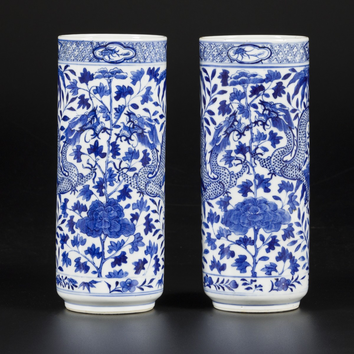 Een set van (2) porseleinen cilindervazen met drakendecor, gemerkt Kangxi, China, 19e eeuw.
