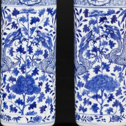 Een set van (2) porseleinen cilindervazen met drakendecor, gemerkt Kangxi, China, 19e eeuw.