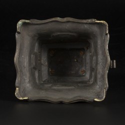 Een bronzen wierookbrander met een foo-dog op de deksel, China, 19e eeuw.