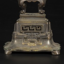 Een bronzen wierookbrander met een foo-dog op de deksel, China, 19e eeuw.