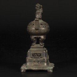 Een bronzen wierookbrander met een foo-dog op de deksel, China, 19e eeuw.