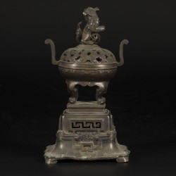 Een bronzen wierookbrander met een foo-dog op de deksel, China, 19e eeuw.