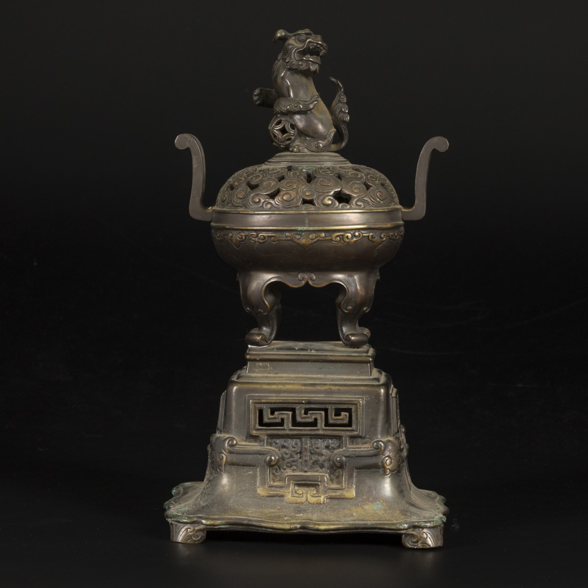 Een bronzen wierookbrander met een foo-dog op de deksel, China, 19e eeuw.