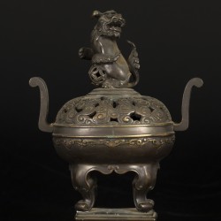 Een bronzen wierookbrander met een foo-dog op de deksel, China, 19e eeuw.