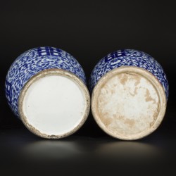 Een set van (2) porseleinen vazen gedecoreerd met Double Happiness karakter, 囍 (shuangxi), China, 1e helft 20e eeuw.