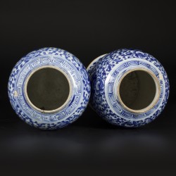 Een set van (2) porseleinen vazen gedecoreerd met Double Happiness karakter, 囍 (shuangxi), China, 1e helft 20e eeuw.