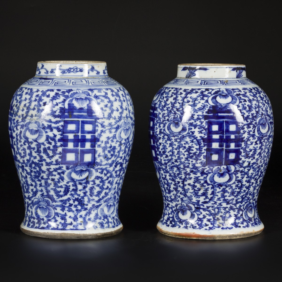 Een set van (2) porseleinen vazen gedecoreerd met Double Happiness karakter, 囍 (shuangxi), China, 1e helft 20e eeuw.