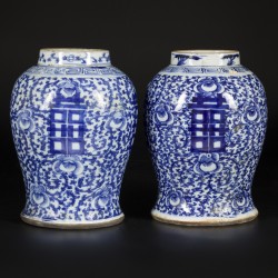 Een set van (2) porseleinen vazen gedecoreerd met Double Happiness karakter, 囍 (shuangxi), China, 1e helft 20e eeuw.