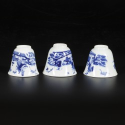 Een set van (3) porseleinen cups met decor van Chinese figuren, China, Kangxi.