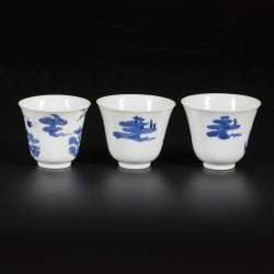 Een set van (3) porseleinen cups met decor van Chinese figuren, China, Kangxi.