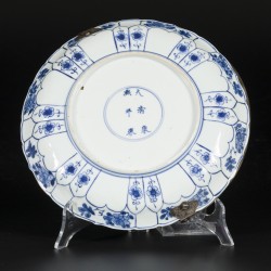 Een porseleinen schotel met floraal decor, gemerkt in periode China, Kangxi.