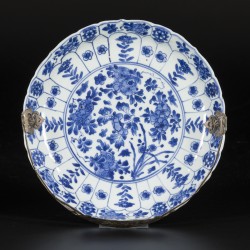 Een porseleinen schotel met floraal decor, gemerkt in periode China, Kangxi.