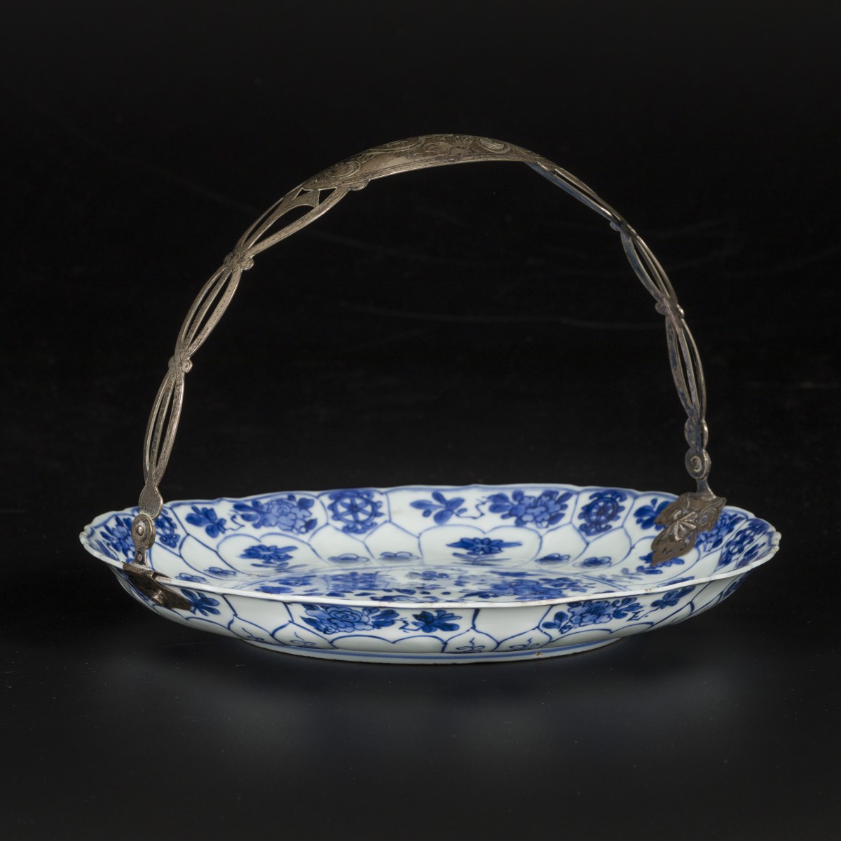 Een porseleinen schotel met floraal decor, gemerkt in periode China, Kangxi.