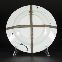 Een porseleinen schotel gedecoreerd met antiquiteiten, China, Qianglong.