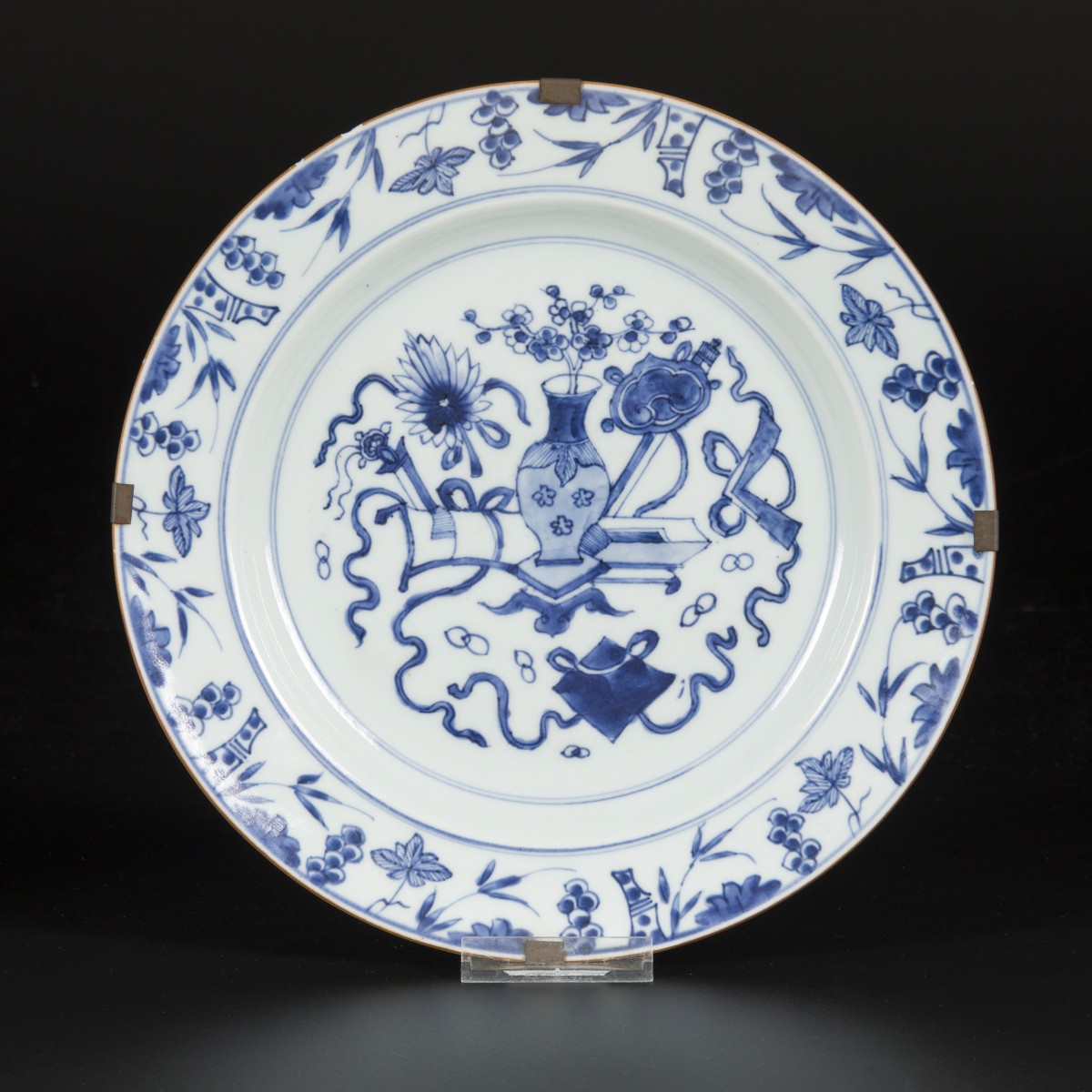 Een porseleinen schotel gedecoreerd met antiquiteiten, China, Qianglong.