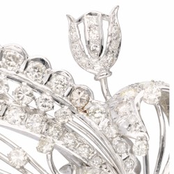 18 kt. Witgouden bloemendecor broche bezet met ca. 3.17 ct. diamant.