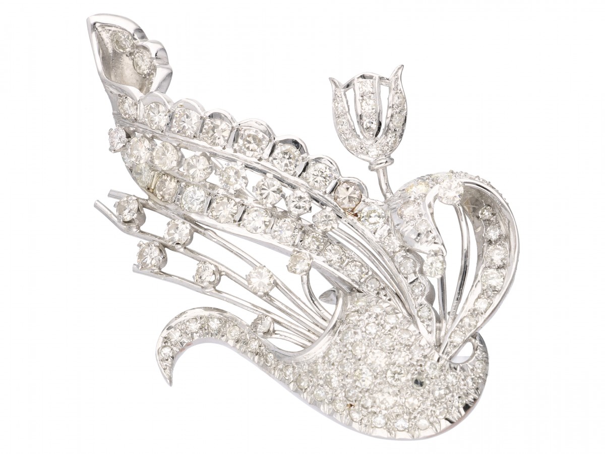 18 kt. Witgouden bloemendecor broche bezet met ca. 3.17 ct. diamant.