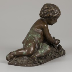 Een bronzen "Putto at the butterfly" N°2184, gesigneerd "BARBIER", Frankrijk, eind 19e eeuw.