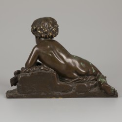 Een bronzen "Putto at the butterfly" N°2184, gesigneerd "BARBIER", Frankrijk, eind 19e eeuw.