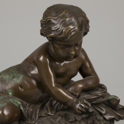 Een bronzen "Putto at the butterfly" N°2184, gesigneerd "BARBIER", Frankrijk, eind 19e eeuw.