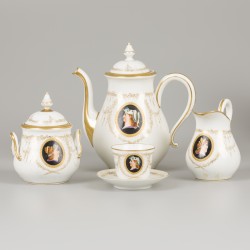 Een uitgebreid (27-delig) koffieservies met classicistisch decor, Frankrijk, ca. 1900.