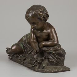 Een bronzen "Putto at the butterfly" N°2184, gesigneerd "BARBIER", Frankrijk, eind 19e eeuw.